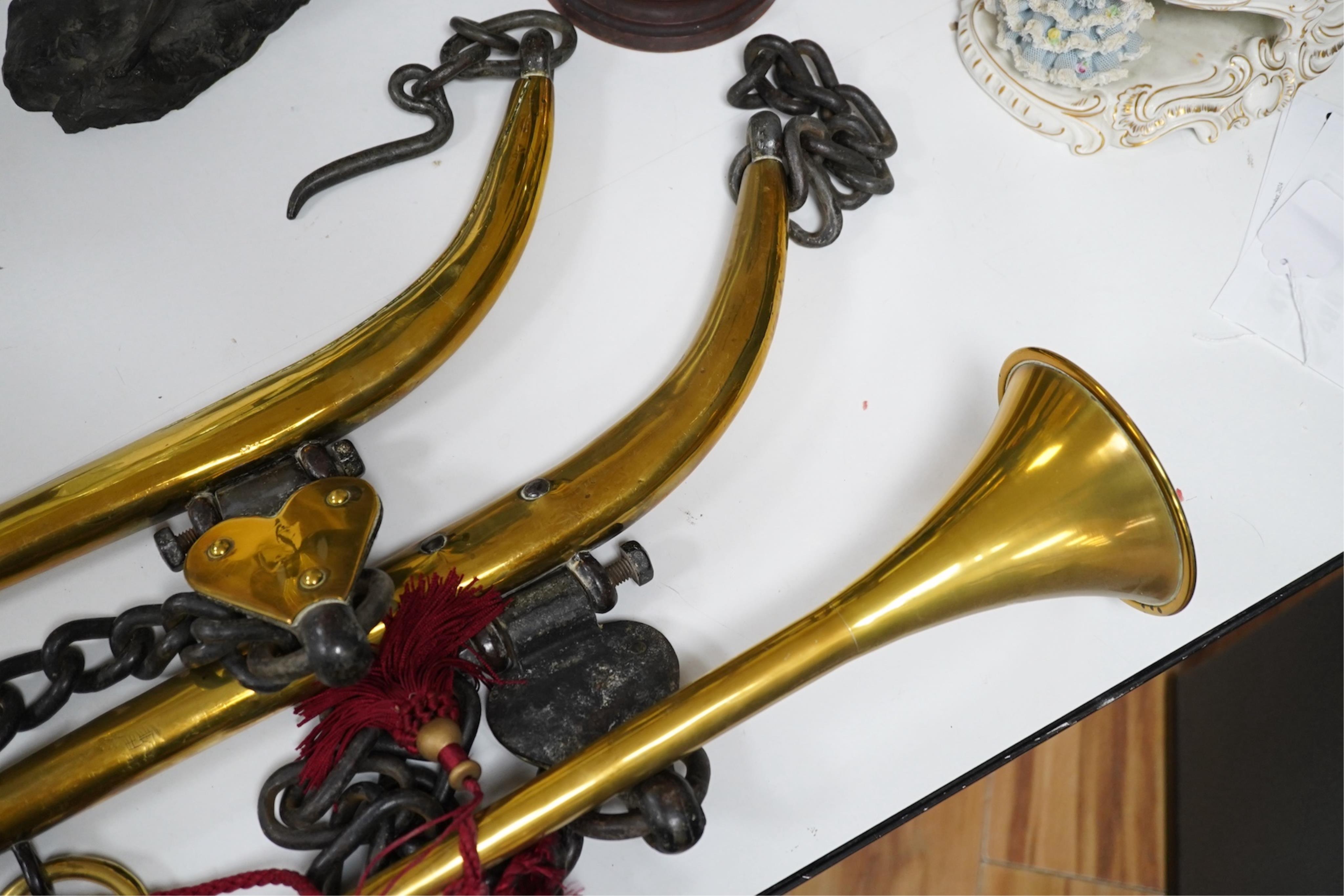 A pair of brass horses hames and a copper hunting horn (3)